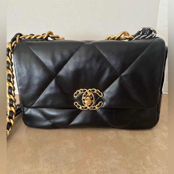 Chanel 19 Handbag - Brand New - Picture 4 of 15